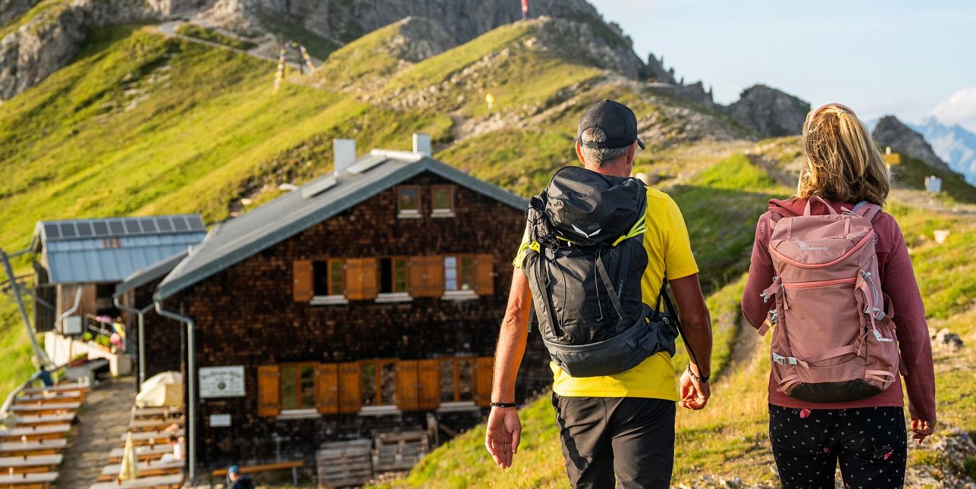 Nördlinger Hütte - Wanderer kurz vor der Hütte