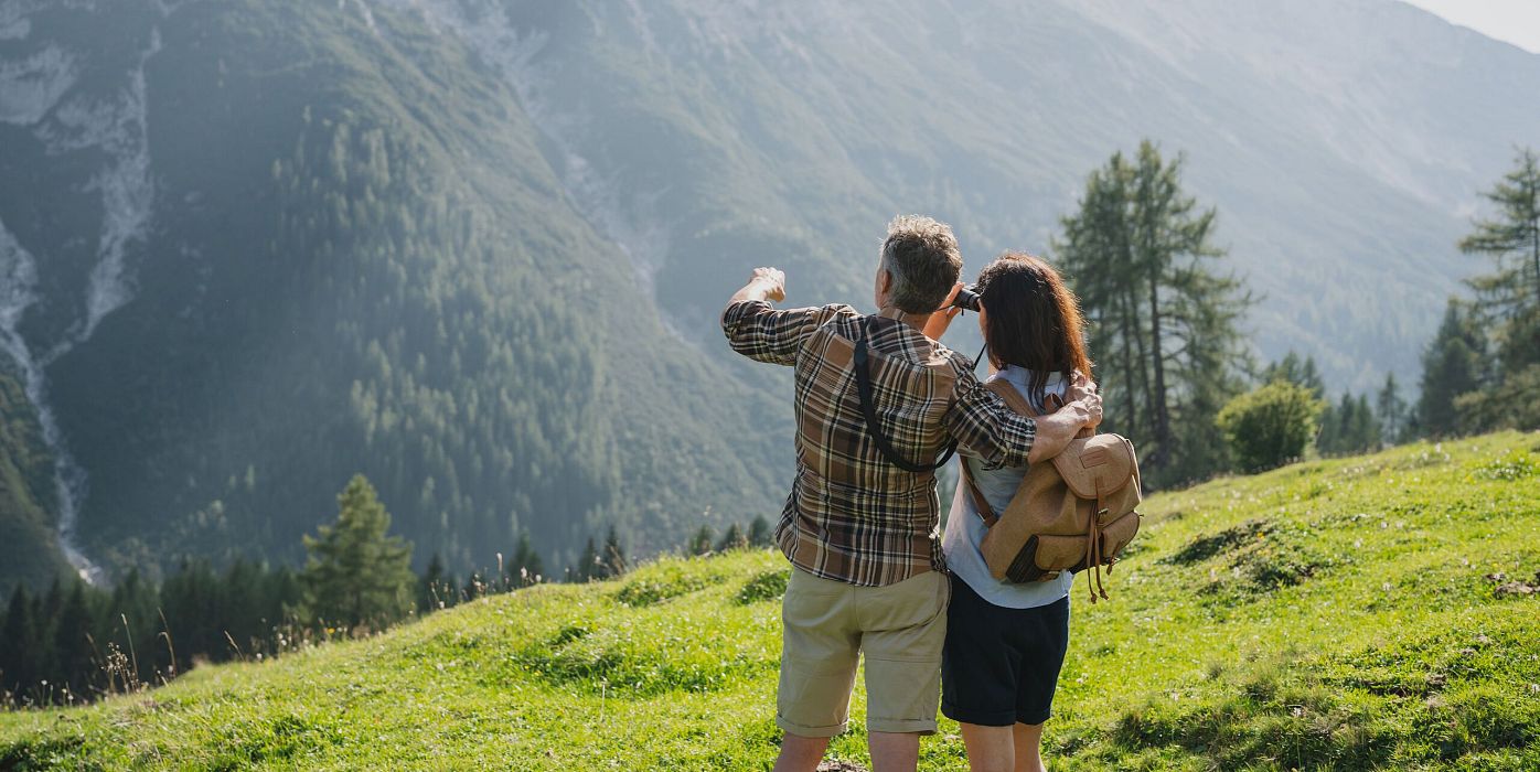 Paar in der Region Seefeld - Paar genießt Ausblicke im Gaistal
