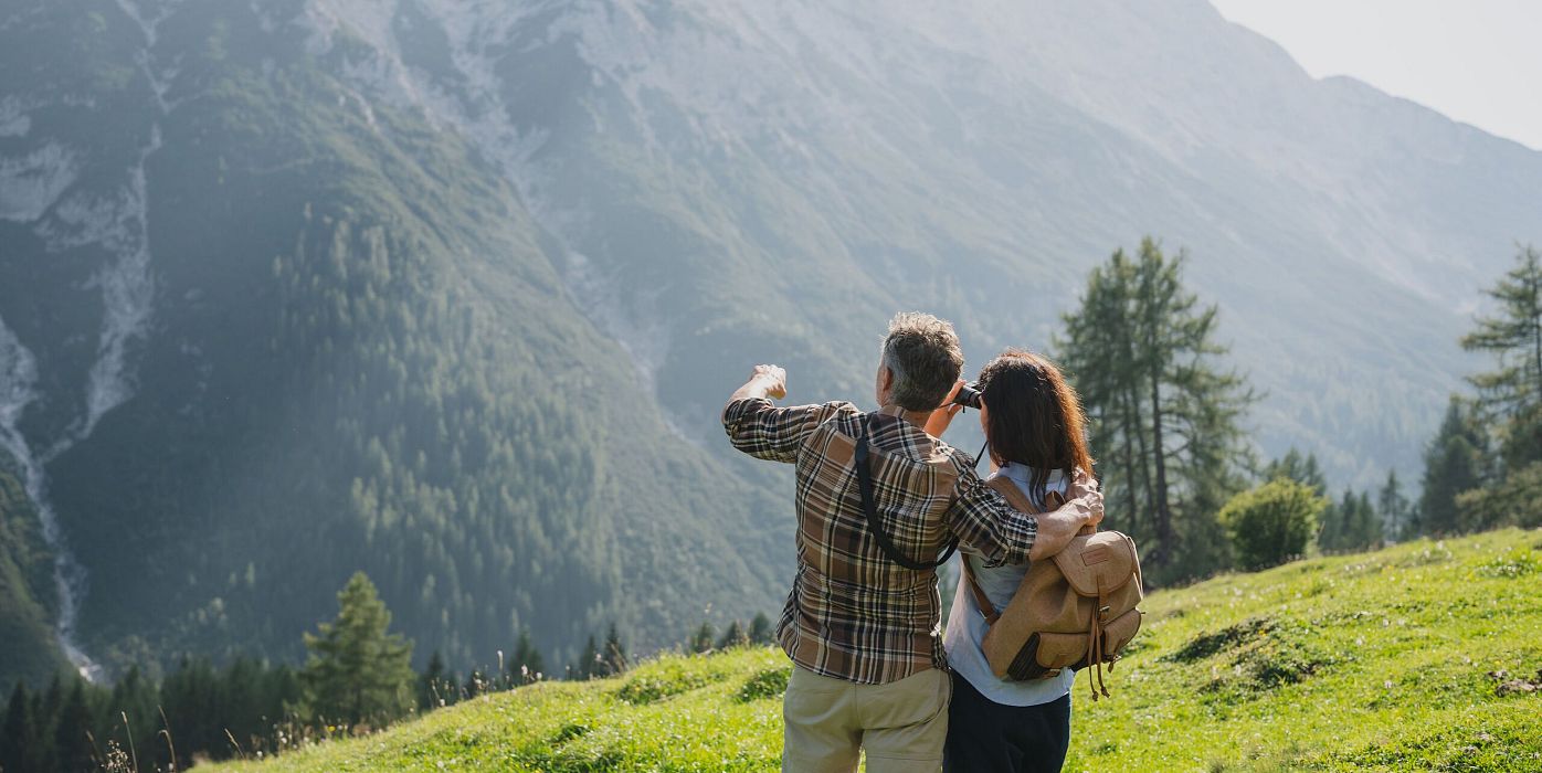 Paar in der Region Seefeld - Paar genießt Ausblicke im Gaistal