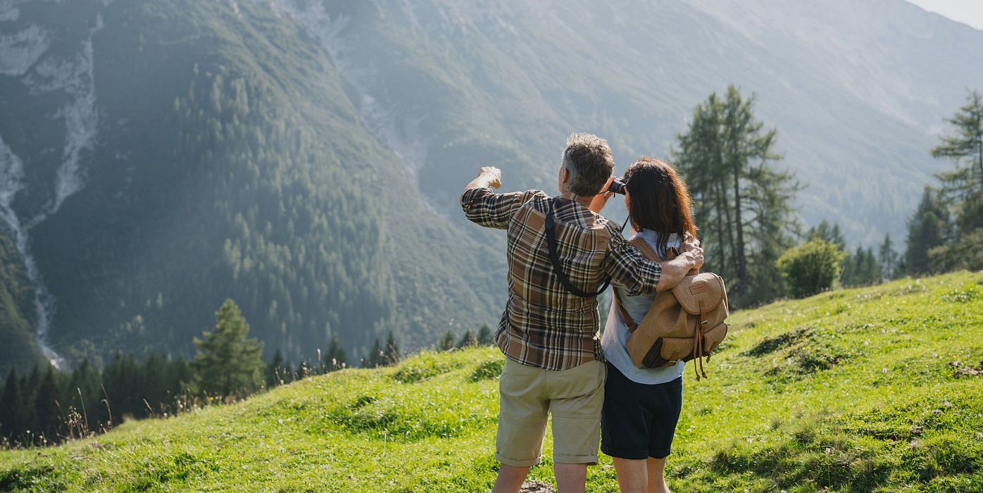 Paar in der Region Seefeld - Paar genießt Ausblicke im Gaistal