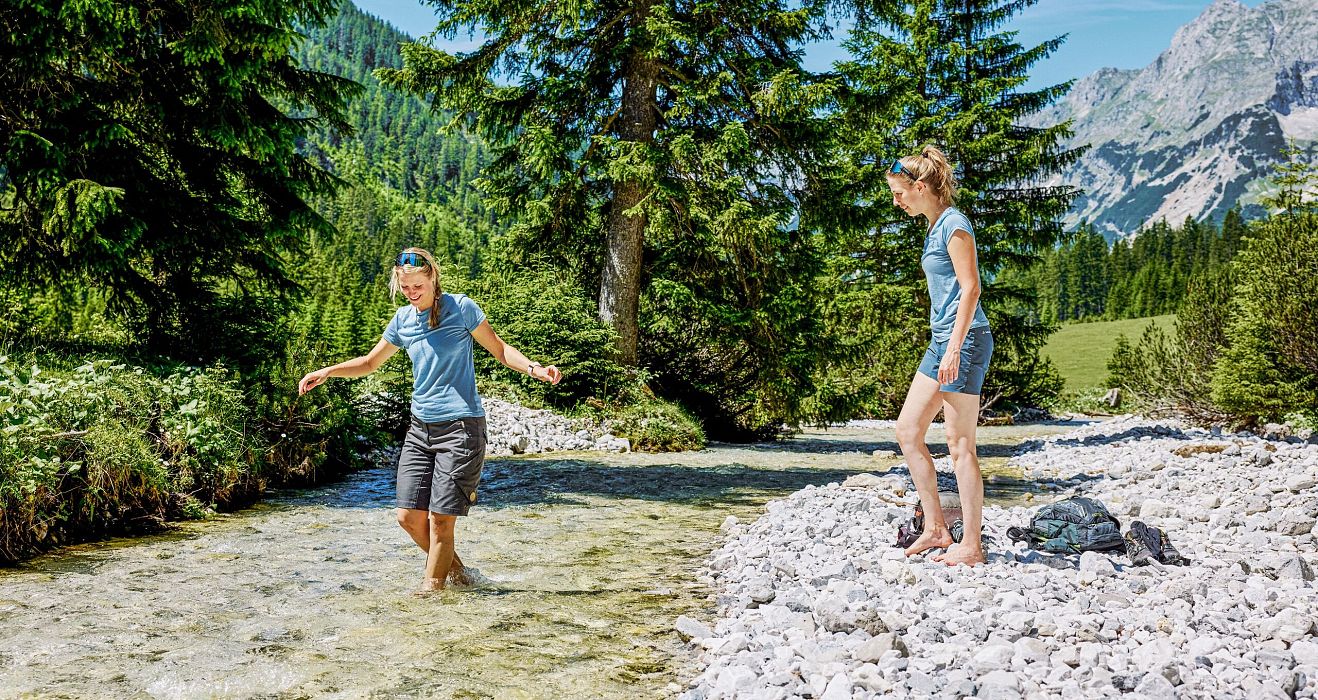Pause am Karwendelbach im Karwendeltal mit Abkuehlung am Wasser