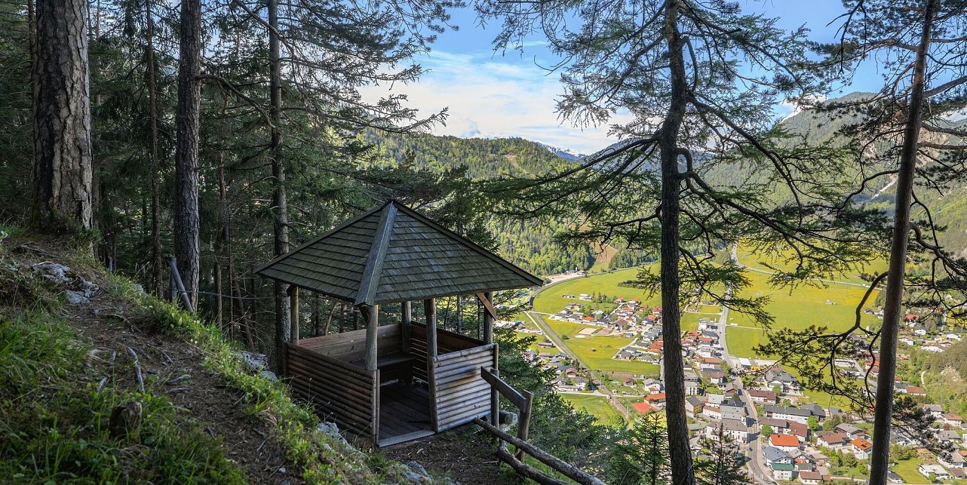 Scharnitz - Wanderung zur Adlerkanzel - Adlerkanzel mit Ausblick auf Scharnitz