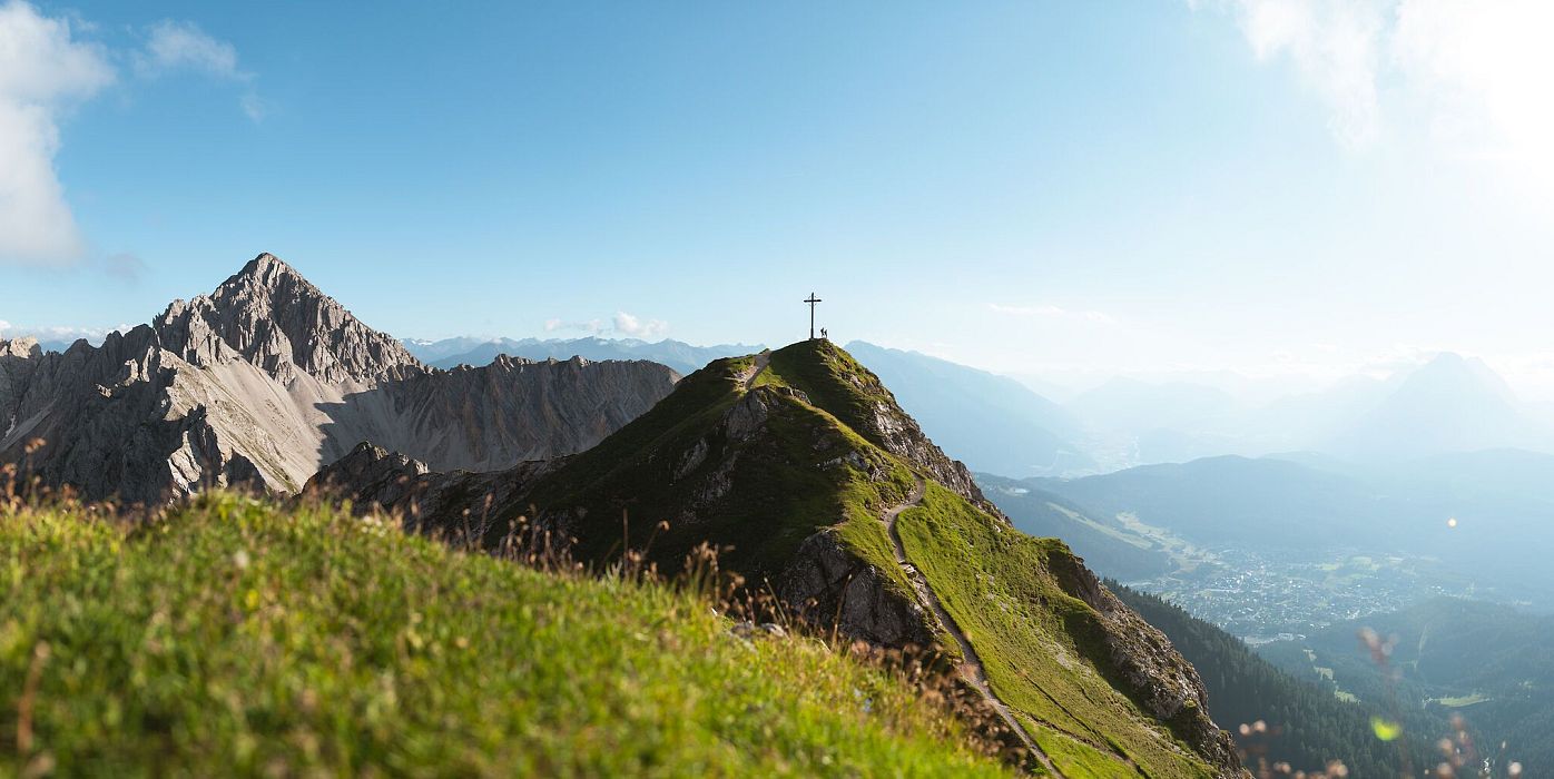 Wanderer am Gipfel der Seefelder Spitze - Blick auf die Reither Spitze und die Region Seefeld