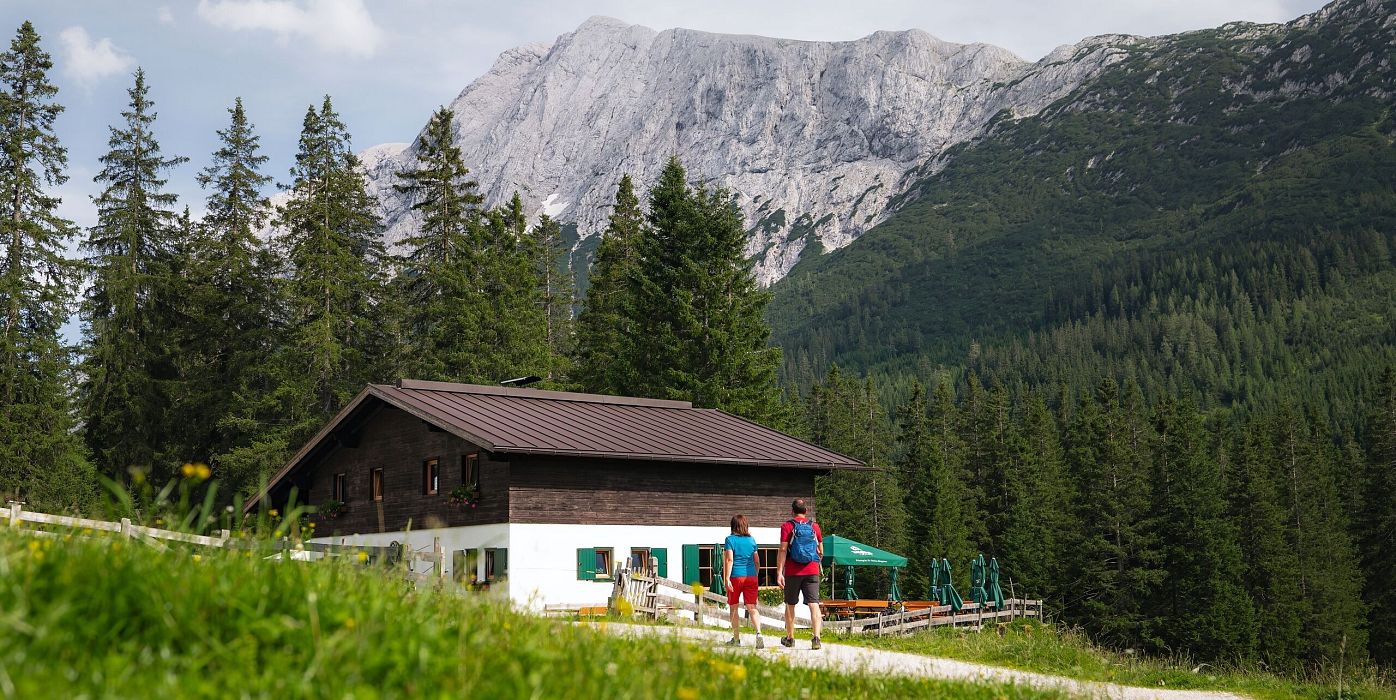 Wanderung im Gaistal im Sommer - Paar läuft auf Tillfussalm zu (2)