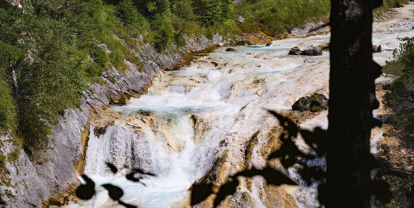 Wasserfall beim Karwendelsteg mit angeschnittenem Baum
