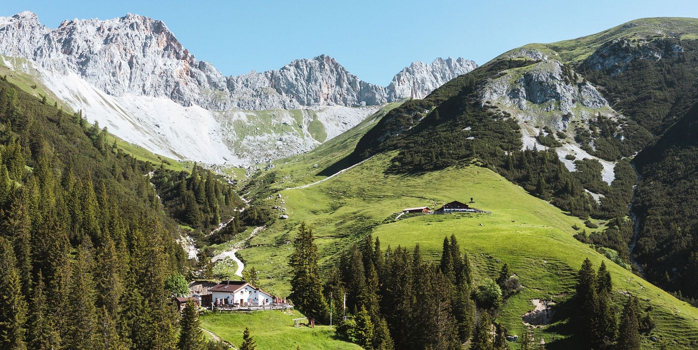Wettersteinhuette (l) und Wangalm (r) im Wettersteingebirge