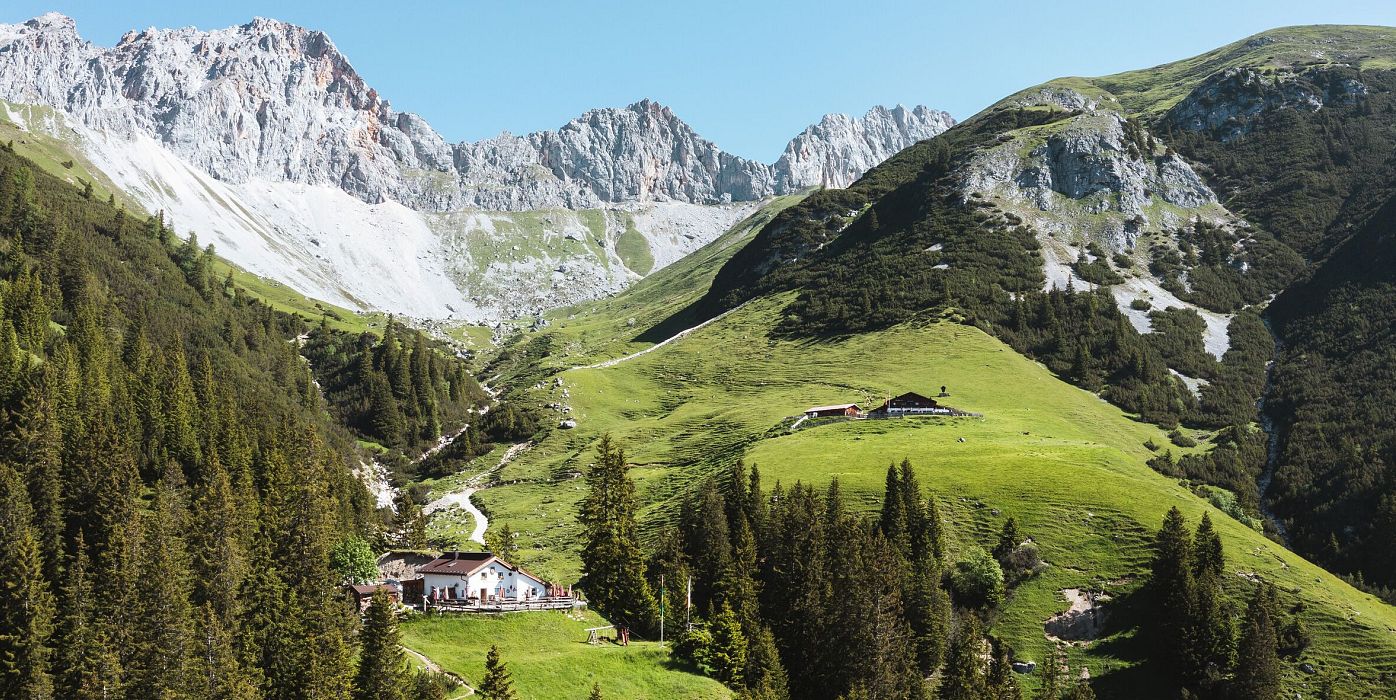 Wettersteinhuette (l) und Wangalm (r) im Wettersteingebirge