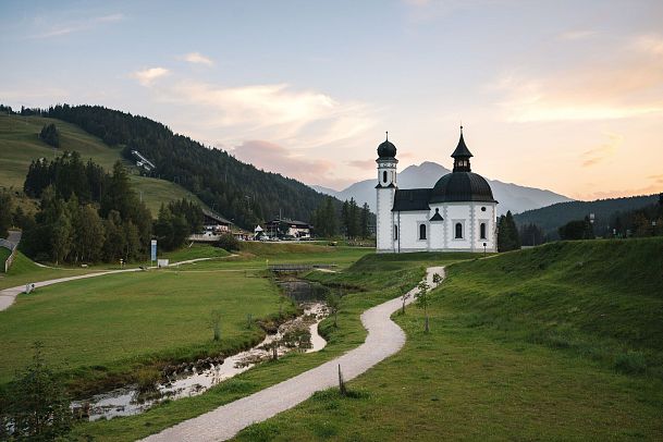 Abendstimmung am Seekirchl in Seefeld im Sommer