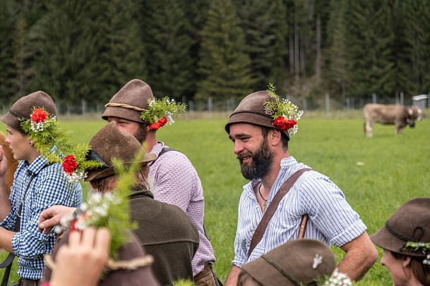 almabtrieb-der-kuehe-in-leutasch-bauern-und-huettenwirte-auf-der-weide-1