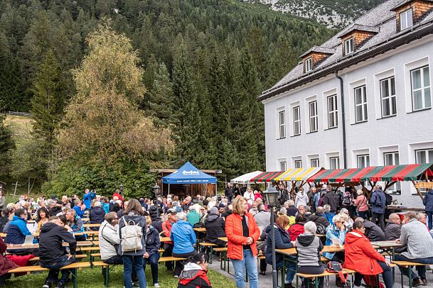 almabtrieb-der-kuehe-in-leutasch-besucher-geniessen-essen-und-musik-nach-dem-abtrieb-1