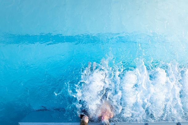 alpenbad-leutasch-im-fruehling-drohnenaufnahme-paar-im-pool-aus-der-vogelperspektive-1
