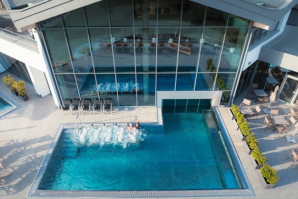 Alpenbad Leutasch Drohnenaufnahme Pool