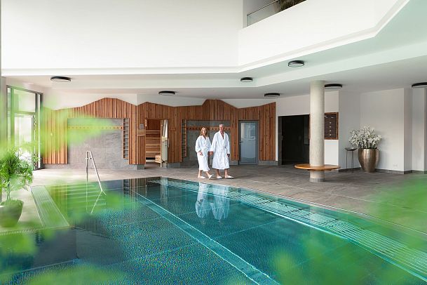 Alpenbad Leutasch Paar im Indoor Pool