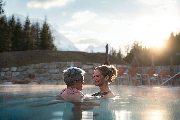 Alpenbad Leutasch Paar im Outdoor Pool