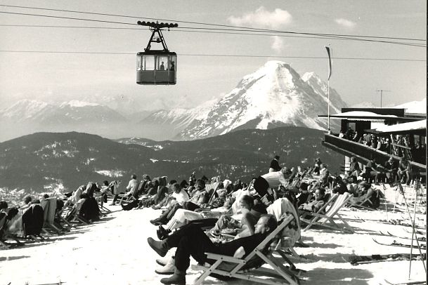 alte-aufnahme-der-rosshuette-seefeld-mit-bahn-und-sonnenstuehlen-1