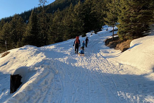 aufstieg-auf-die-wettersteinhuette-winterwandern-und-rodeln-letzte-500m-gaistal-leutasch-1
