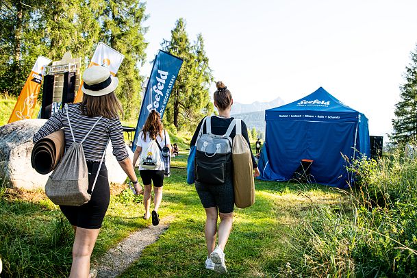 aufstieg-zur-outdoor-area-beim-good-vibes-festival-in-seefeld-1-1