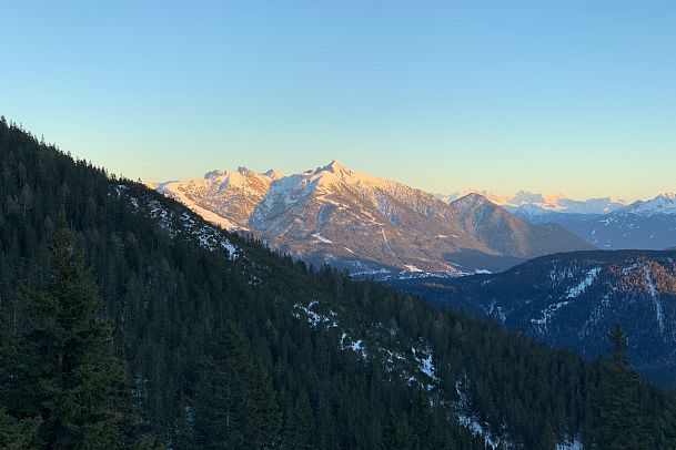 ausblick-von-der-wettersteinhuette-abendlicher-ausblick-gen-seefeld-gaistal-leutasch-1