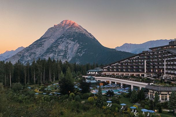Außenansicht Luftaufnahme_Sonnenaufgang_1©Interalpen-Hotel Tyrol