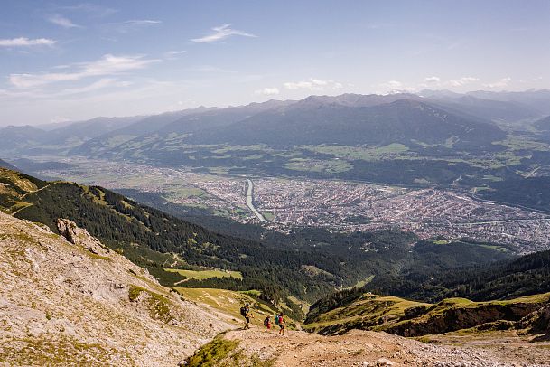 aussicht-nach-innsbruck-karwendel-hoehenweg-etappe-3-2-1