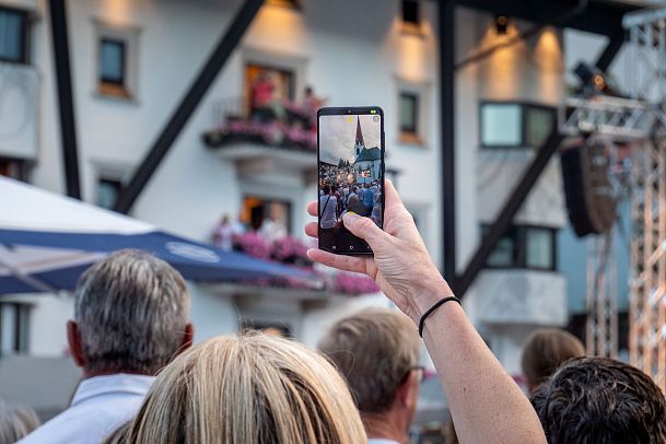 besucherin-fotografiert-das-white-night-event-1