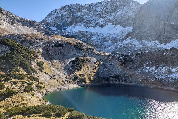 blick-auf-den-drachensee-von-der-coburger-huette-mit-dem-ersten-schneefall-im-herbst-leutasch-1