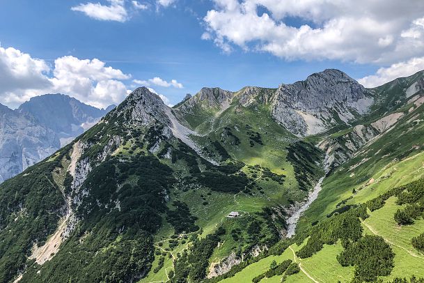 blick-vom-predigtstuhl-auf-das-steinerne-huettl-im-gaistal-1