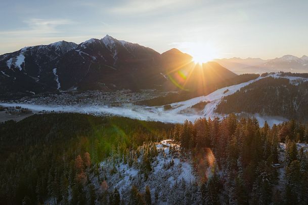 brunschkopf-im-fruehwinter-bei-sonnenaufgang-plattform-bei-erstem-licht-1