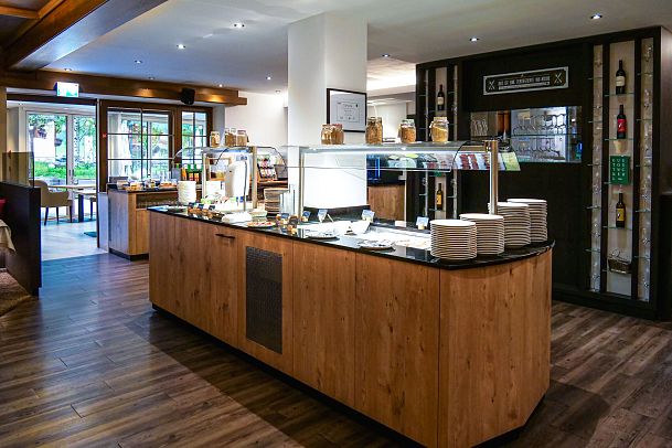 Buffet-Theke in einem Restaurant mit Holz- und Steinakzenten.