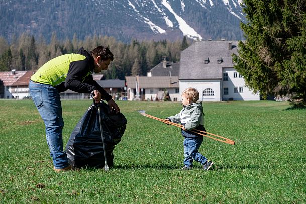 CleanUp Plateau Challenge Buergermeister Leutasch Fruehling 2022 Jorgo Chrysochoidis & Familie Feld Hohe Munde Ganghofermuseum (10).jpg