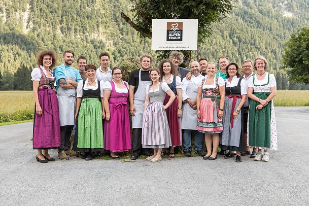 culinarium-alpentraum-2018-dinner-event-gruppenbild-gastgeber-leutasch-2-1