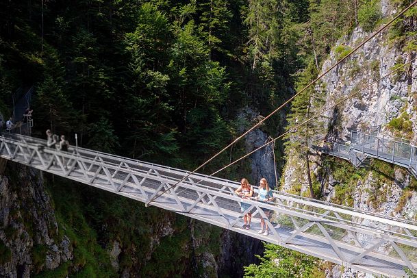 Die große Brücke der Geisterklamm mit Blick Richtung Leutasch
