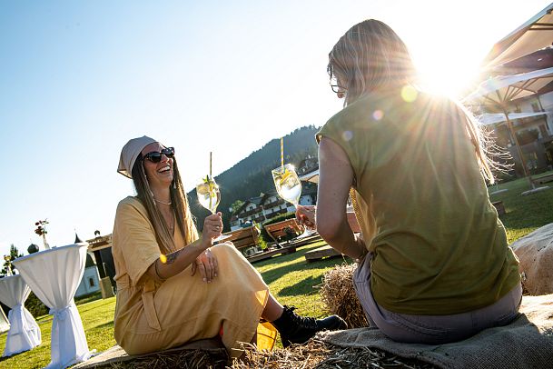 drinks-in-der-chill-area-beim-good-vibes-festival-in-seefeld-5-1
