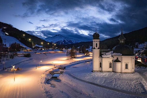 Drohnenaufnahme A1 Loipe in Seefeld_Aufnahme Seekirchl und Loipe