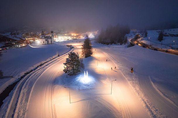 Drohnenaufnahme A1 Loipe in Seefeld bei Dämmerung