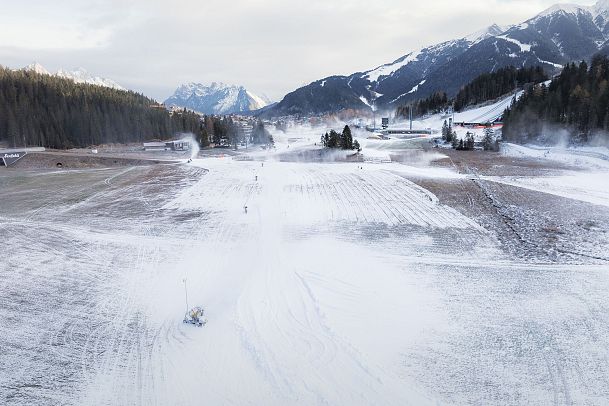 Drohnenaufnahme Beschneiungsanlagen Seefeld im Fru_hwinter_Blick auf die Loipe.jpg