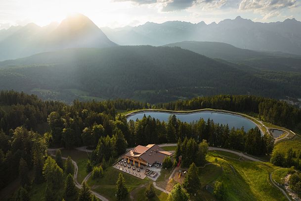 Drohnenaufnahme Gschwandtkopf - Sonnalm mit Blick Richtung Hohe Munde bei Sonnenuntergang