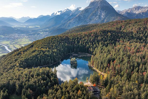 drohnenaufnahme-moeserer-see-im-herbst-blick-auf-hohe-munde-und-mieminger-plateau-36