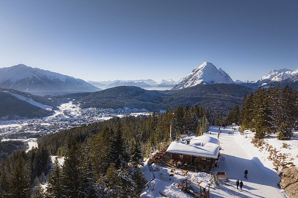 Drohnenaufnahme Rosshütte - Hocheggalm in der Nahaufnahme mit Blick auf Hohe Munde