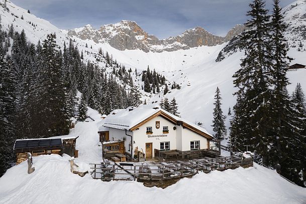 drohnenaufnahme-wettersteinhuette-nahaufnahme-mit-blick-ins-wettersteingebirge-1