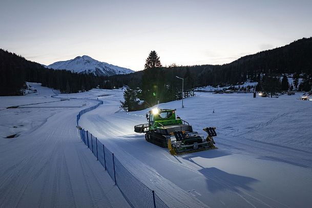 E-Pistenbully im Test - Drohnenaufnahme Bully von Hinten auf A1 Loipe .jpeg