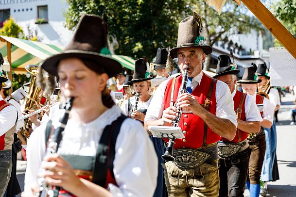 einzug-musikkapelle-reith-handwerksfest-seefeld-9-5