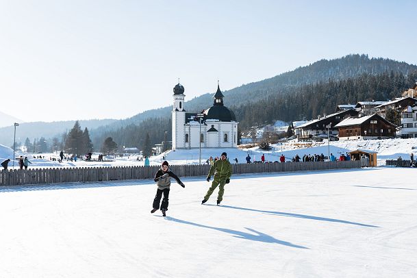 Eislaufen am Seekirchl - Papa mit Sohn