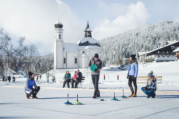 eisstockschiessen-vor-dem-seekirchl-seefeld-1