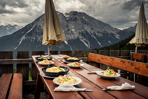 essen-auf-der-wangalm-im-gaistal-mit-kaesespaetzle-und-mehr-querformat-1