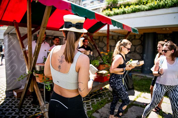 essen-in-der-chillout-area-beim-good-vibes-festival-in-seefeld-5-1