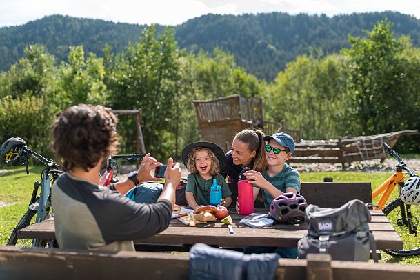 familie-am-spielplatz-leutasch-1