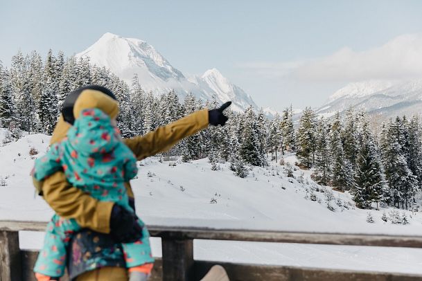 Familie beim Ausblick geniessen - Katzenkopf Leutasch
