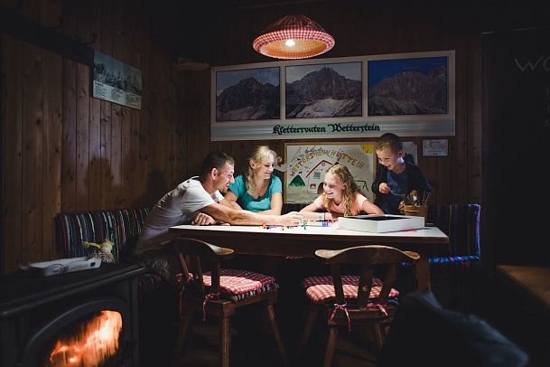 familie-beim-spielen-wettersteinhuette-leutasch-1