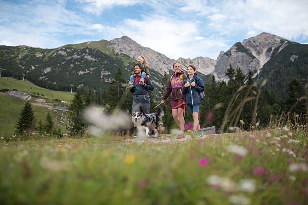 familie-beim-wandern-am-kaltwassersee-1